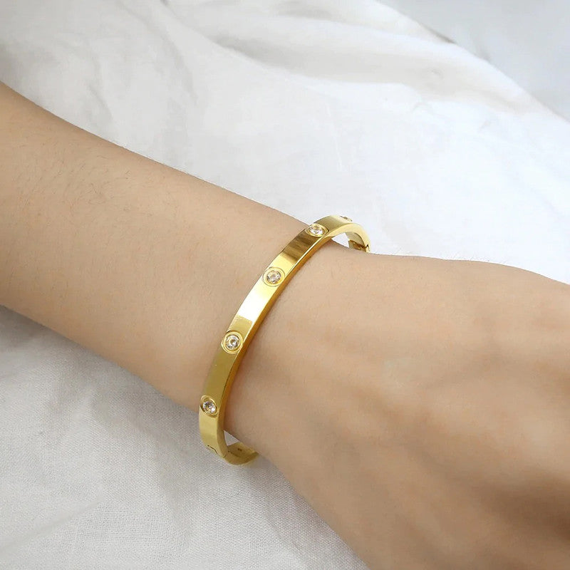 Gold Plated Stainless Steel Contemporary and Anti-Tarnish Love AD Bracelet for Women