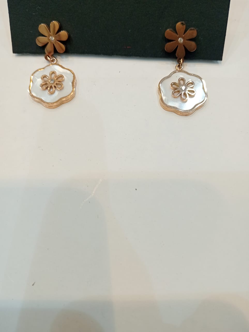 Latest Gold Plated White shell stainless steel flower Earrings